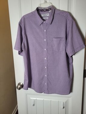 Men’s Nick Graham Everywhere  Short-Sleeve Purple Patterned Button-Up Shirt.